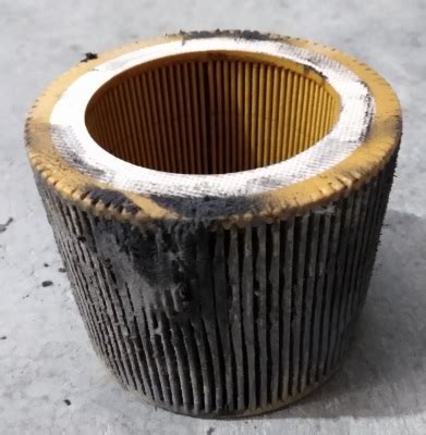 Imagen de un filtro de aire de compresor sucio y obstruido