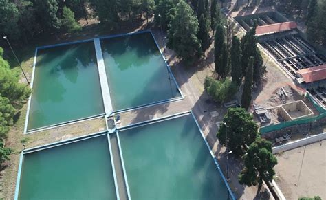 Dispositivo potabilizador de agua en acción