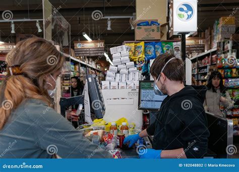 Personas usando mascarillas en un supermercado