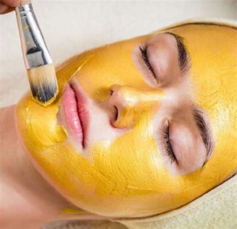 Celebridad usando una mascarilla de oro