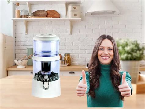 Persona usando un filtro de agua LifeStraw