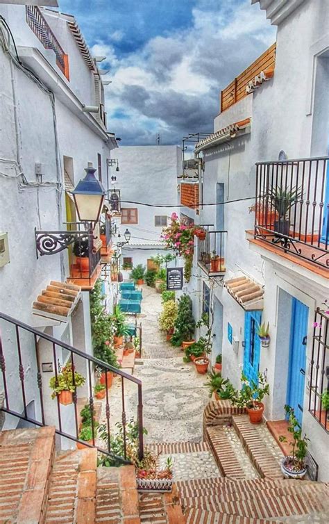 Fachadas de Frigiliana cubiertas de polvo