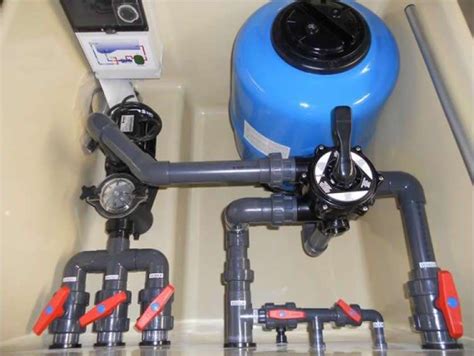 Equipo de mantenimiento revisando una depuradora de piscina