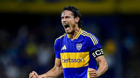 Jugador de Boca Juniors usando una mascarilla protectora en un entrenamiento