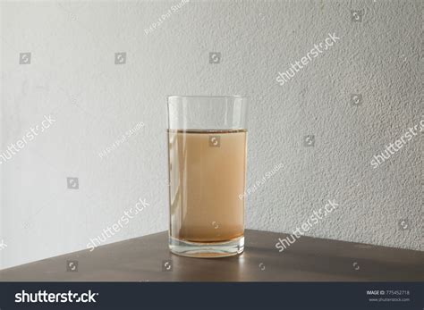 Agua turbia en un vaso