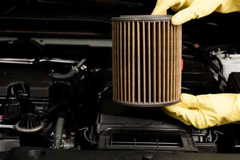 Subaru Forester con capó abierto mostrando el compartimento del filtro de aire del motor