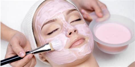 Imagen de una persona aplicando una mascarilla facial Casmara