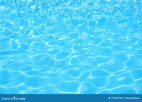 Piscina con agua azul y limpia