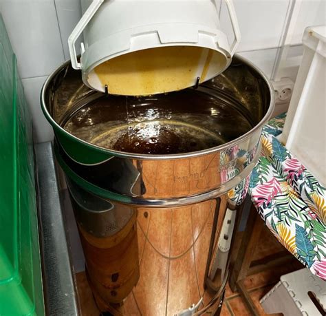 Diagrama de un decantador de miel con filtros verticales