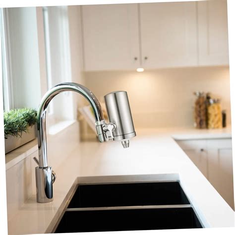 Diseño moderno de un grifo purificador de agua