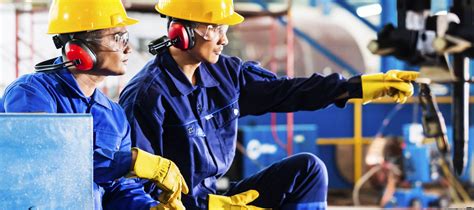 Personal de seguridad trabajando con equipo industrial