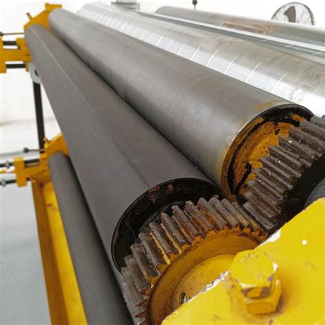 Detalle de rodillos en una máquina papelera extrayendo humedad del papel