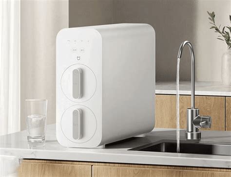 Primer plano del purificador de agua Xiaomi Mijia Water Purifier 2 instalado en un grifo de cocina
