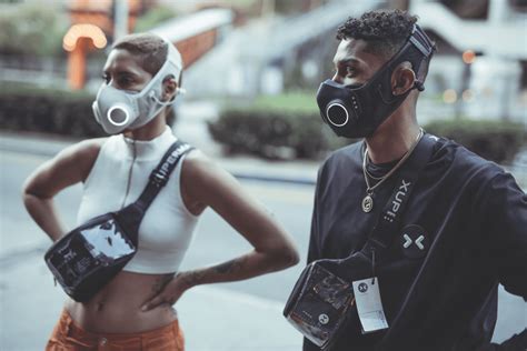 Will.i.am presentando la Xupermask en un evento tecnológico