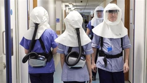 Personal médico utilizando mascarillas con purificadores de aire