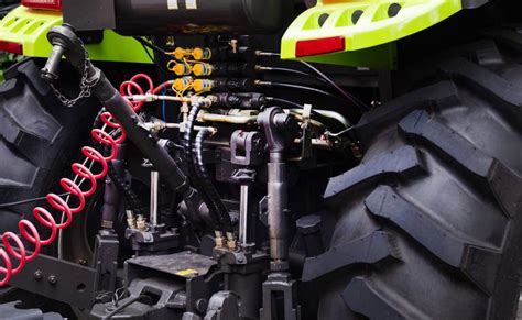 Infografía detallando el funcionamiento de un sistema hidráulico de tractor.