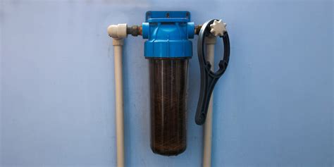 Persona limpiando mallas de filtro de agua