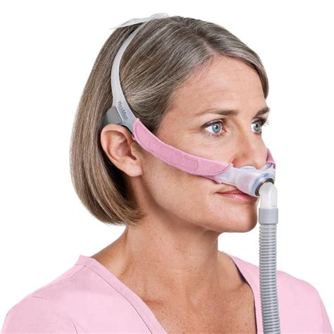 Diagrama que muestra cómo la almohadilla nasal sella la parte superior de la mascarilla contra la cara.