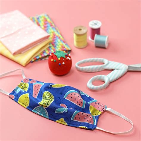 Imagen de una mascarilla de tela diseñada para niños, con un estampado colorido.