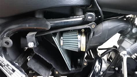 Motor de motocicleta con filtro de aire expuesto
