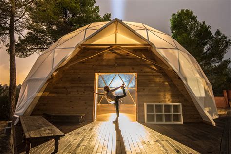 Fachada de MasQi, The Energy House, con vistas a la montaña