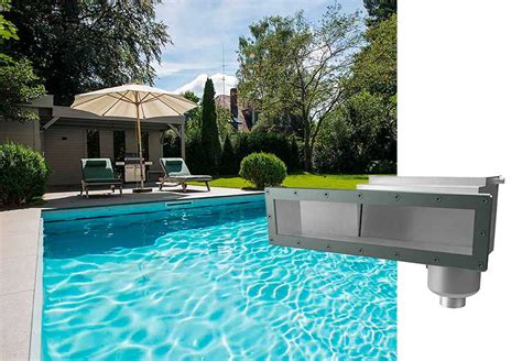 Skimmer de piscina con un prefiltro instalado