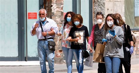 Personas usando mascarillas en espacios públicos