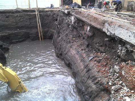 Excavación de obra con acumulación de agua