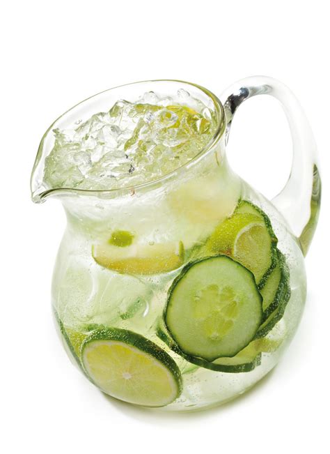 Jarra de agua con rodajas de limón y pepino