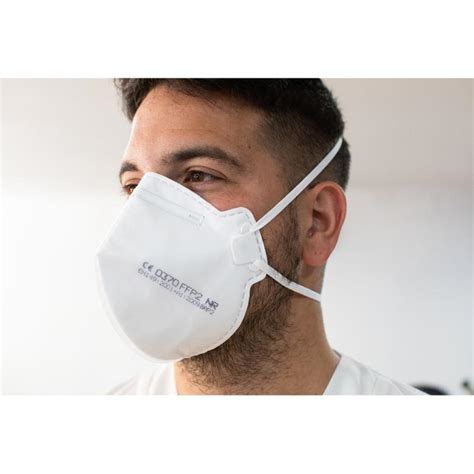 Persona usando una mascarilla FFP2