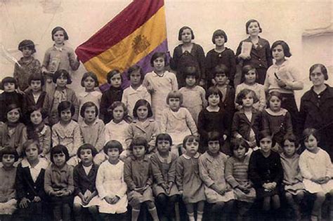 Maestras españolas en una clase durante la Segunda República