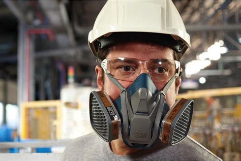 Trabajador con equipo de protección respiratoria en una fábrica