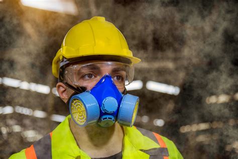 Persona usando una mascarilla con filtro en un entorno industrial