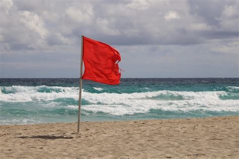Playa de Castelldefels con bandera roja